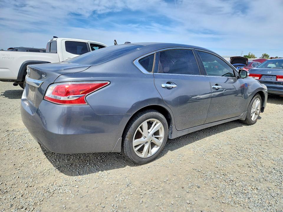 2015 Nissan Altima VIN 1N4AL3AP0FN907213 COPART salvage auction — MINOR DENT/SCRATCHES, Nc - Dis/Dlr/Exp Only Clean Title, sold $675 on 2026-07-03 (photo 3)